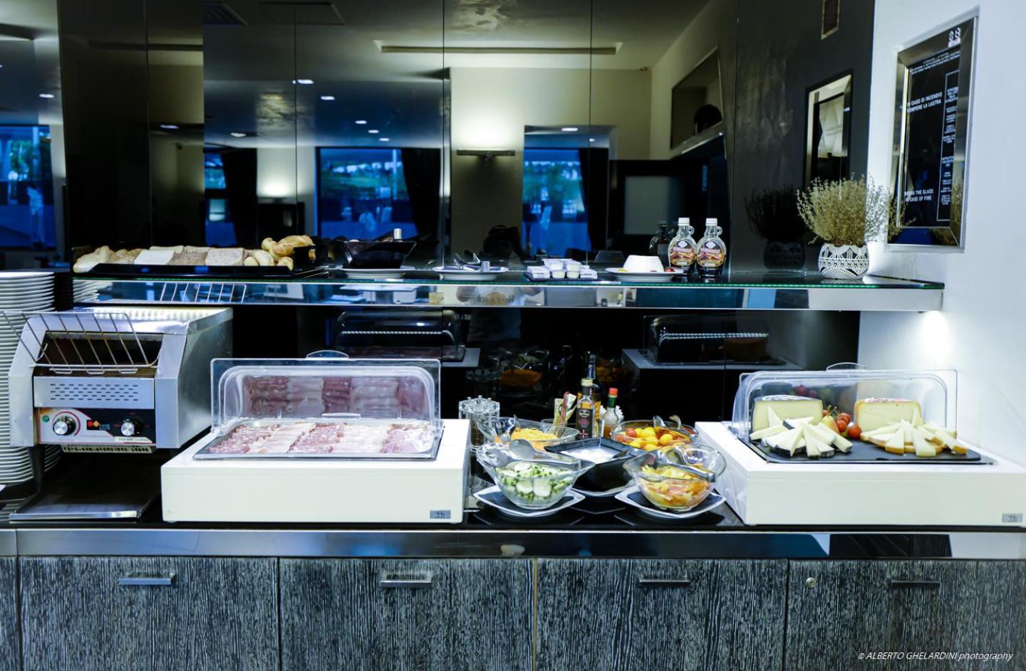 Lhp Hotel Montecatini Palace & Spa Exterior photo A buffet at a hotel