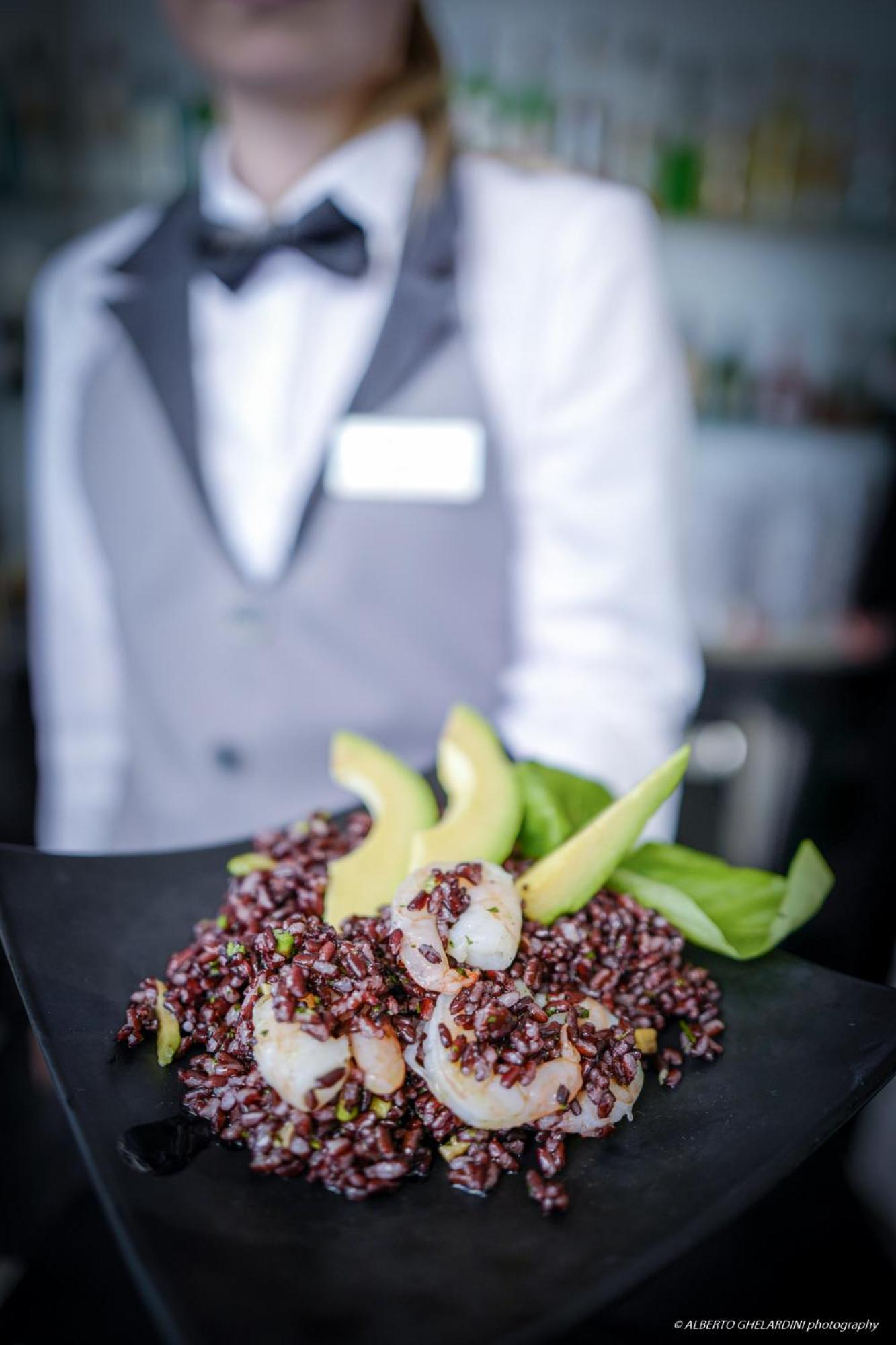 Lhp Hotel Montecatini Palace & Spa Exterior photo A waiter serving a dish