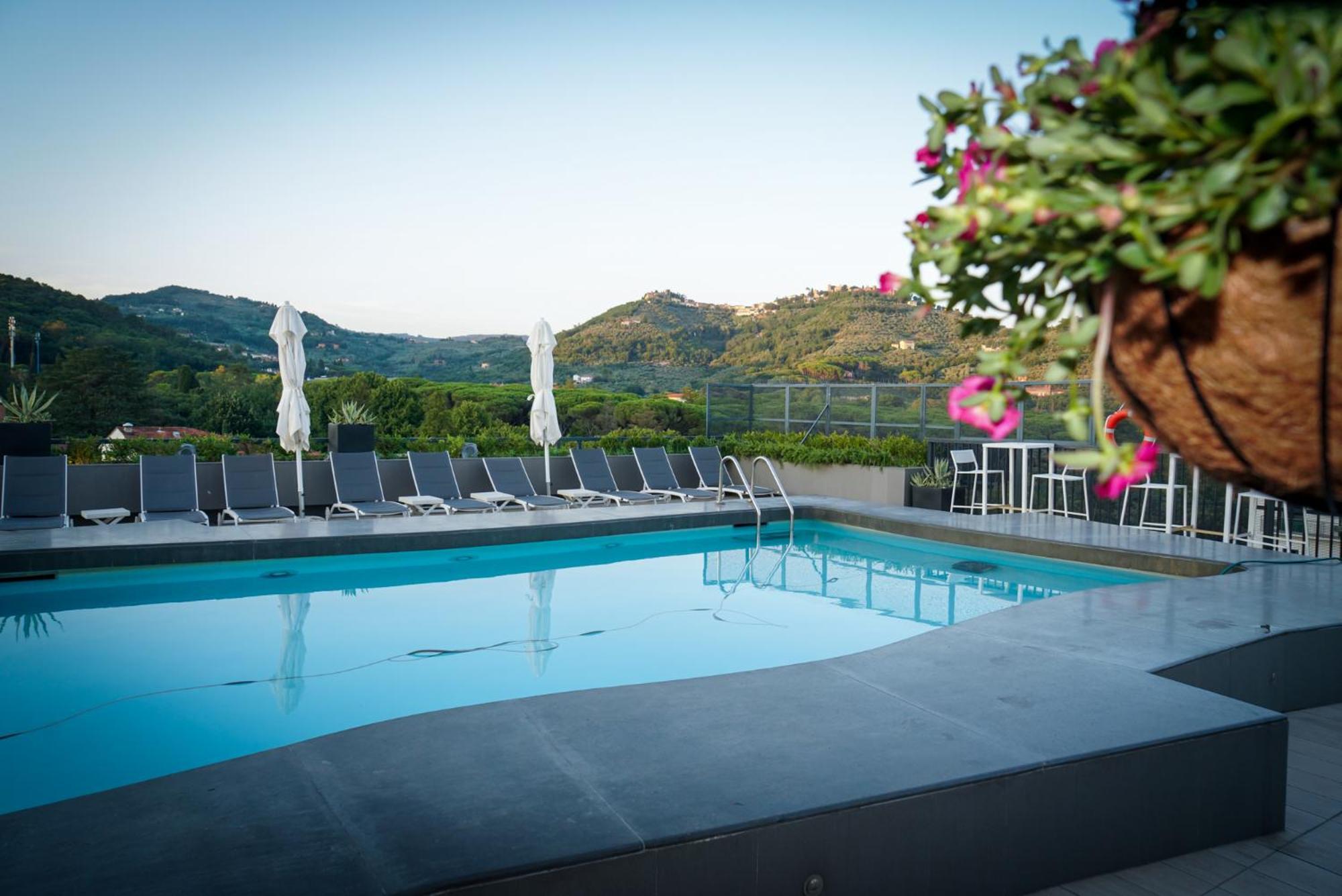 Lhp Hotel Montecatini Palace & Spa Exterior photo The swimming pool at the hotel